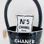 Kunstobject Norman Gekko-Crushed Chanel bag with N.5 perfume, Antiek en Kunst, Verzenden