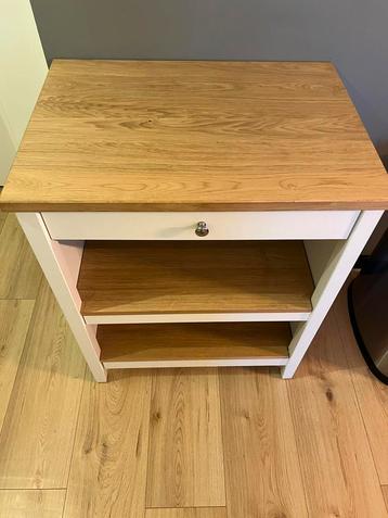 Houten tafel met lade beschikbaar voor biedingen