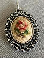 Ketting hanger met petit point geborduurde roos., Ophalen