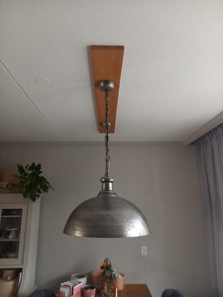 Landelijk Gietijzeren Hanglamp met Teakhouten Plank, Huis en Inrichting, Lampen | Hanglampen, Zo goed als nieuw, Minder dan 50 cm