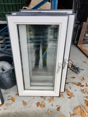 4 Hardhouten Draairamen met Dubbel Glas beschikbaar voor biedingen