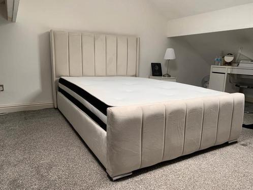 Elegante Bedframe met Knopen – Beschikbaar in Meerdere Maten, Huis en Inrichting, Slaapkamer | Beddengoed, Zo goed als nieuw, Verzenden