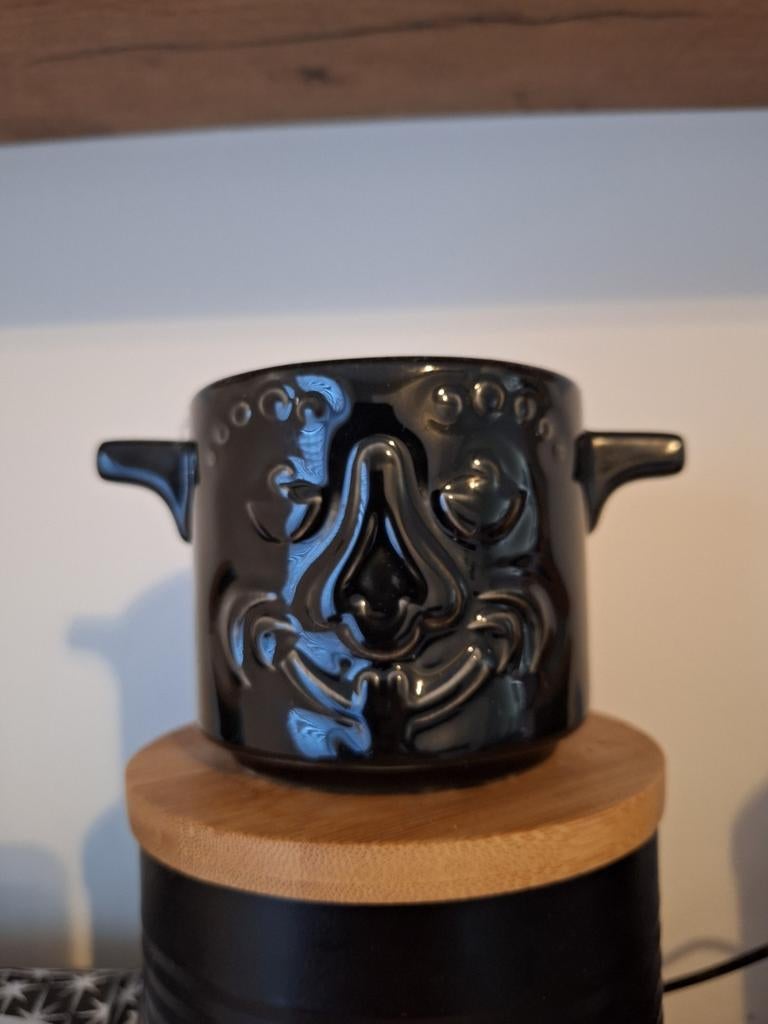 Zwarte mok in tiki stijl met gezicht - IKEA, Ophalen of Verzenden, Zo goed als nieuw, Overige materialen, Pot, Bus of Blik
