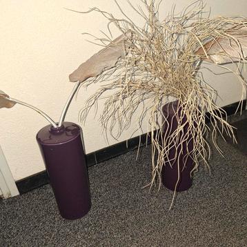 Vazen met kunsttakken en bladeren beschikbaar voor biedingen