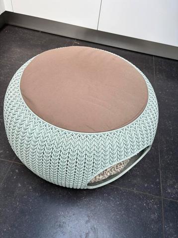 Leuke slaapplaats poef voor (hkleine) hond of kat. beschikbaar voor biedingen
