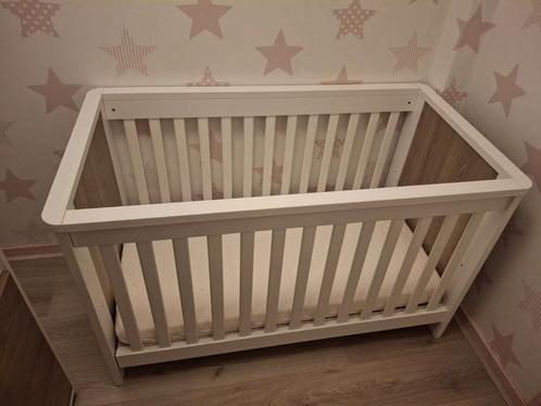 Ledikant en commode en badje op standaard, Kinderen en Baby's, Kinderkamer | Complete kinderkamers, Zo goed als nieuw, Jongetje of Meisje
