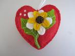 Handgemaakt rood vilt hart met geborduurde bloem + kraaltjes, Nieuw, Versiering, Ophalen of Verzenden