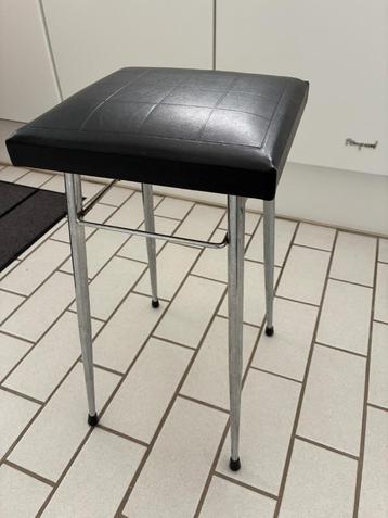 Te koop 2x een brocante kruk beschikbaar voor biedingen