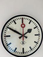 TN wandklok 65 cm, op 220 v met pulsgever, Ophalen, Gebruikt, Analoog, Wandklok