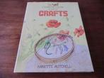 boek - The Country Diary book of Crafts / Edith Holden, Boeken, Ophalen of Verzenden, Gelezen, Borduren en Naaien