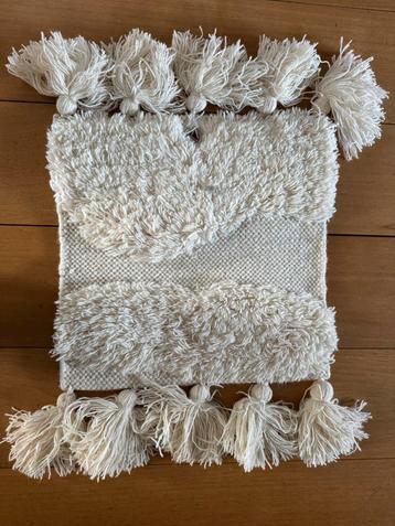 Wandkleedje wit beschikbaar voor biedingen