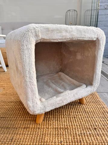 Kattenhuisje beschikbaar voor biedingen