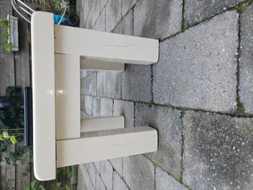 Houten bijzettafel  beschikbaar voor biedingen
