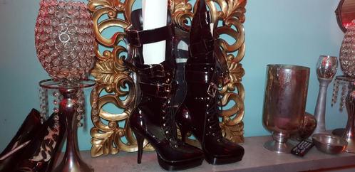 KINKY LAK LAARZEN MET 3 GESPEN NIEUW MAAT 39, Kleding | Dames, Schoenen, Nieuw, Zwart, Ophalen of Verzenden