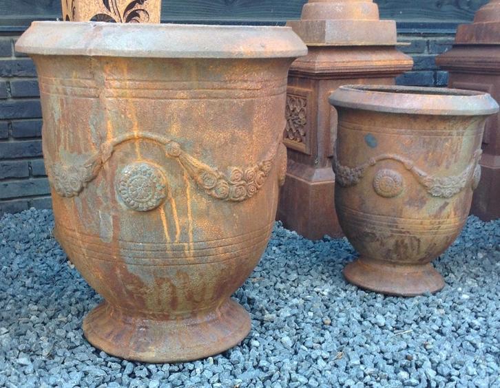 Gietijzeren anduze vazen in twee maten., Tuin en Terras, Tuinvazen, Nieuw, Ophalen