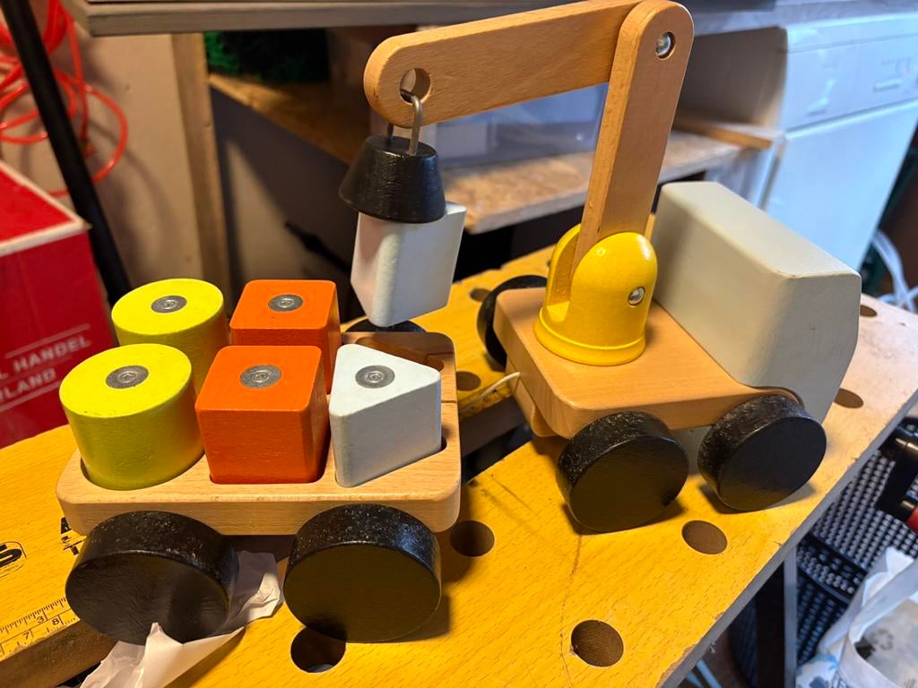 Houten vrachtwagen met magneet, Ophalen of Verzenden, Zo goed als nieuw