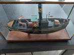 Miniatuur sleepboot in vitrine., Ophalen of Verzenden, Gebruikt