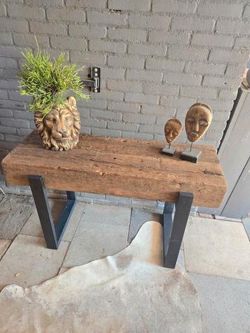 Supergave sidetable gemaakt van eikenhouten spoorbielzen  beschikbaar voor biedingen