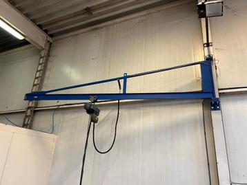 Zwenkarm met 250kg Demag takel beschikbaar voor biedingen