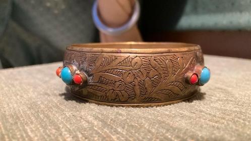 Armband Tibet messing met steentjes ingelegd, Antiek en Kunst, Curiosa en Brocante, Verzenden