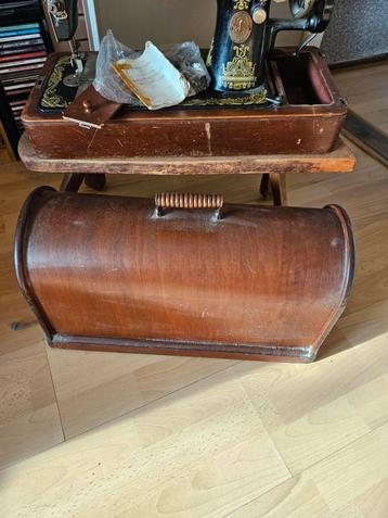 Antieke Singer Naaimachine met Houten Kast beschikbaar voor biedingen