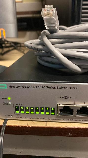 Uotstekende HPE Switch 8 voudig + adapter beschikbaar voor biedingen