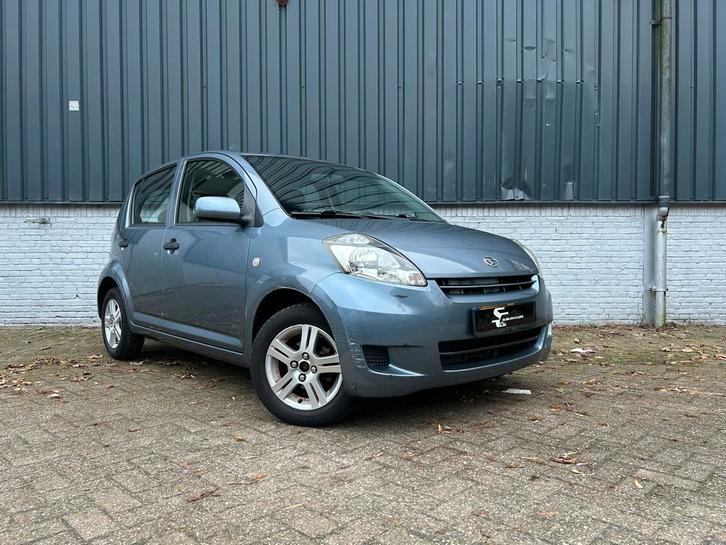 Daihatsu Sirion 1.0 51KW 2008 Grijs, Auto's, Daihatsu, Bedrijf, Sirion, Elektrische buitenspiegels, Elektrische ramen, Lichtmetalen velgen
