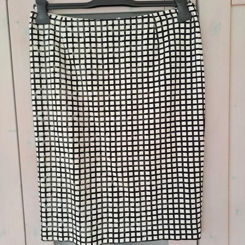 Prachtige koker rok van Max Mara, studio, maat 42, Kleding | Dames, Rokken, Zo goed als nieuw, Maat 42/44 (L), Zwart, Onder de knie
