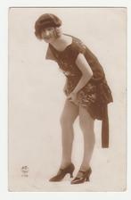 Dame maakt haar jarretel vast aan haar kous.  1924., Verzenden, 1920 tot 1940, Overige thema's
