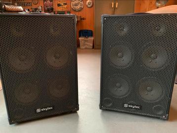 Dj set met actieve speakers en mengpaneel beschikbaar voor biedingen