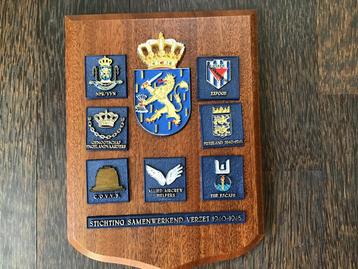 Groot houten schild - St.samenwerkend verset 1940-1945 beschikbaar voor biedingen