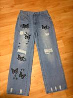 Blauwe spijkerbroek met scheuren en vlinders, Kleding | Dames, Spijkerbroeken en Jeans, Verzenden, Nieuw, Blauw, Overige jeansmaten