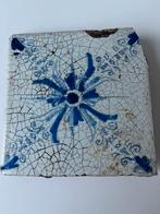 Antieke Delftsblauwe tegel in bol cirkel en bladmotieven, Ophalen of Verzenden