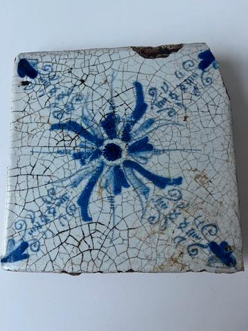 Antieke Delftsblauwe tegel in bol cirkel en bladmotieven beschikbaar voor biedingen