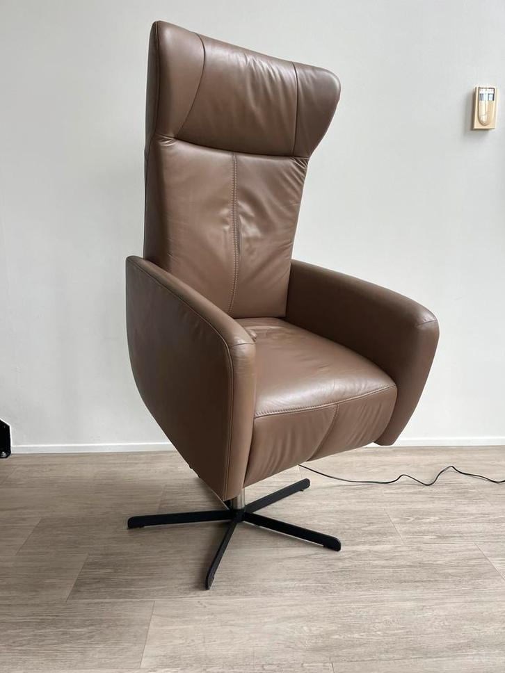 Prominent Sorisso Sta Op Relaxfauteuil Taupe Leer XL, Huis en Inrichting, Fauteuils, Zo goed als nieuw, Leer, Minder dan 50 cm