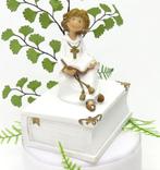 Mooie communie beeldje kind zit op een witte bijbel., Verzenden, Nieuw, Versiering, Overige