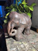 Beeld olifant zwaar aardewerk gesigneerd, Verzamelen, Ophalen of Verzenden, Zo goed als nieuw, Dier