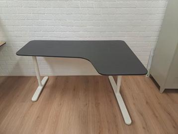 Ikea Hoekbureau - In hoogte verstelbaar - Z.G.A.N. beschikbaar voor biedingen