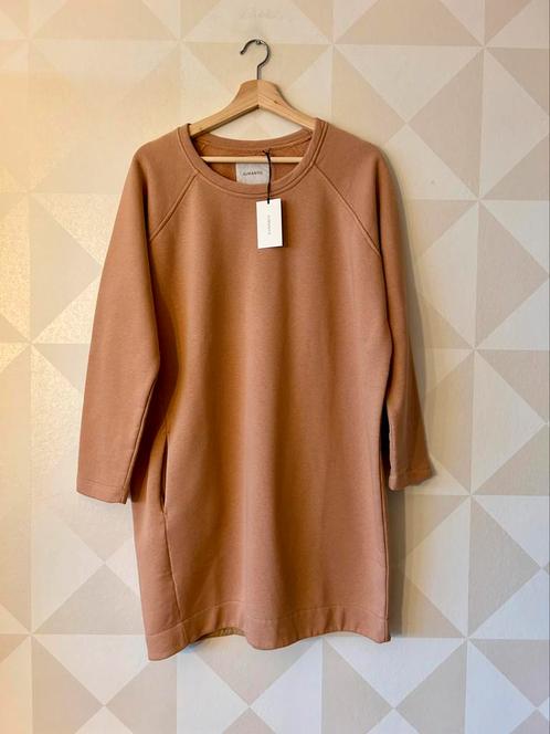 Humanoid Derora jurk Camel bruin S/36 NIEUW, Kleding | Dames, Jurken, Nieuw, Maat 36 (S), Bruin, Boven de knie, Ophalen of Verzenden