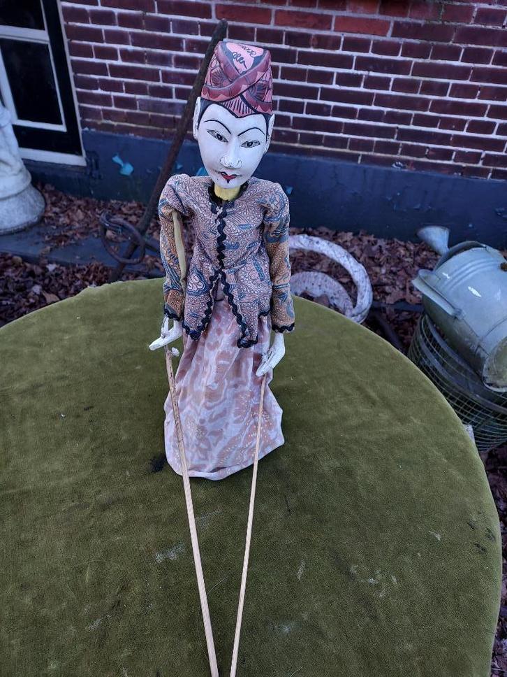 Indische wajangpop met roze muts., Antiek en Kunst, Kunst | Niet-Westerse kunst, Verzenden