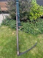 Antieke zeis met houten boom., Ophalen