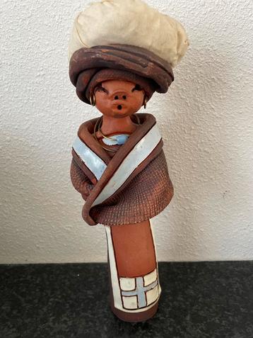 Terracotta Beeld met Keramische Accenten beschikbaar voor biedingen