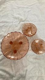 Vintage roze glazen set. 1 grote schaal en 4 kleintjes, Ophalen of Verzenden