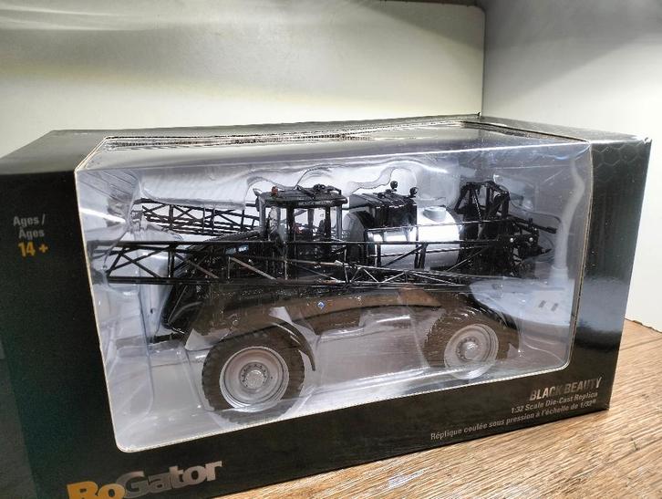 Te koop USK Cghallenger RoGator Black Beauty spuitmachine., Hobby en Vrije tijd, Modelauto's | 1:32, Zo goed als nieuw, Tractor of Landbouw