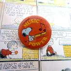 Snoopy Peanuts Comics "Music Power" 44MM Button Pin, Verzenden, Snoopy, Nieuw, Gebruiksvoorwerp