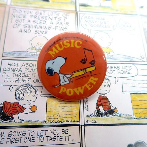 Snoopy Peanuts Comics "Music Power" 44MM Button Pin, Verzamelen, Stripfiguren, Nieuw, Gebruiksvoorwerp, Snoopy, Verzenden