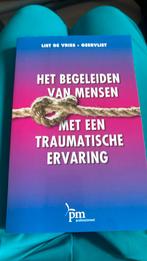 Het begeleiden van mensen met een traumatische ervaring, Ophalen of Verzenden, Zo goed als nieuw, L. de Vries-Geervliet