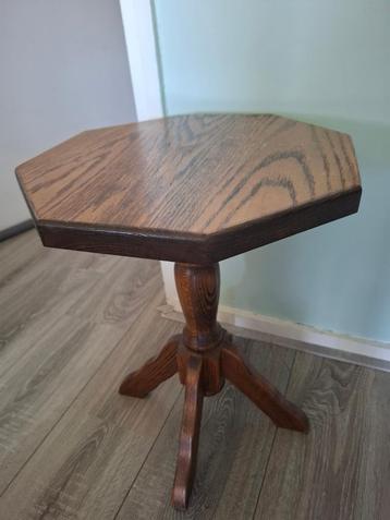 Stevige bijzettafel met unique vorm  beschikbaar voor biedingen