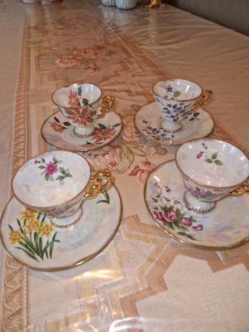 Vintage Kopjes en Schotels met Bloemenmotief beschikbaar voor biedingen