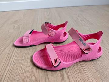 teva, roze sandalen maat 29/30  beschikbaar voor biedingen